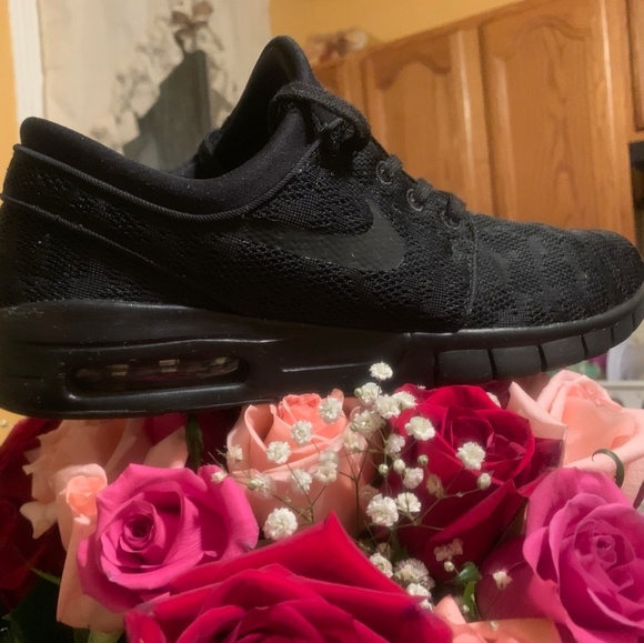 Sneakers - Picture 2 of 8